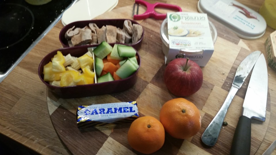 LUNCH: Meze with carrots, peppers, baby corn, cucumber and hummus + apple, 2 clementines and a dark chocolate tunnocks bar